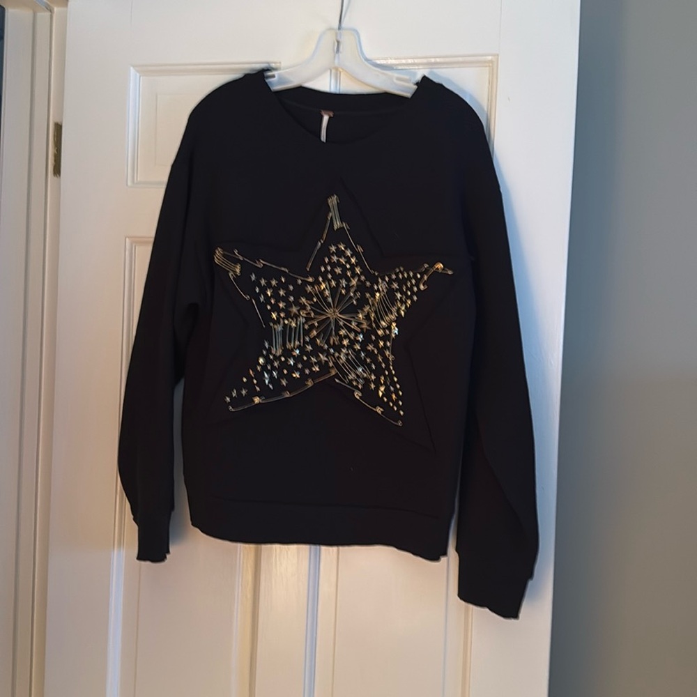 Sweatshirt with star in front made with safety-pins